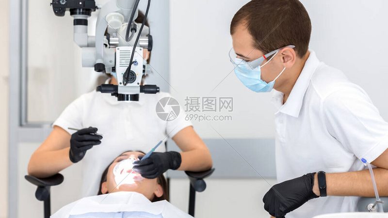 市面上美白牙膏种类繁多，其主要成分可以分为以下几类：